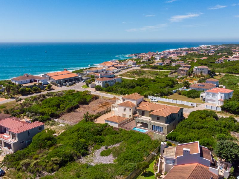 Spacious north facing home with a view. - Photo 3