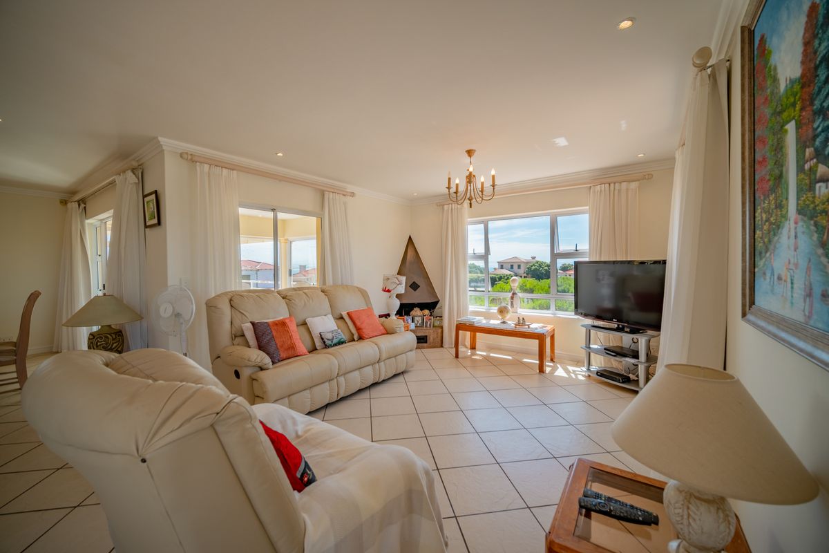 Spacious north facing home with a view. - Photo 2