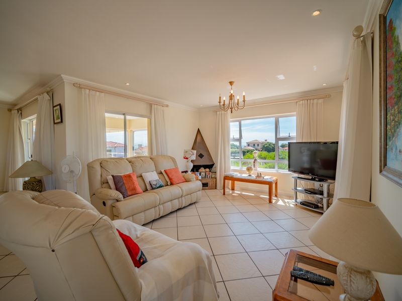 Spacious north facing home with a view. - Photo 2