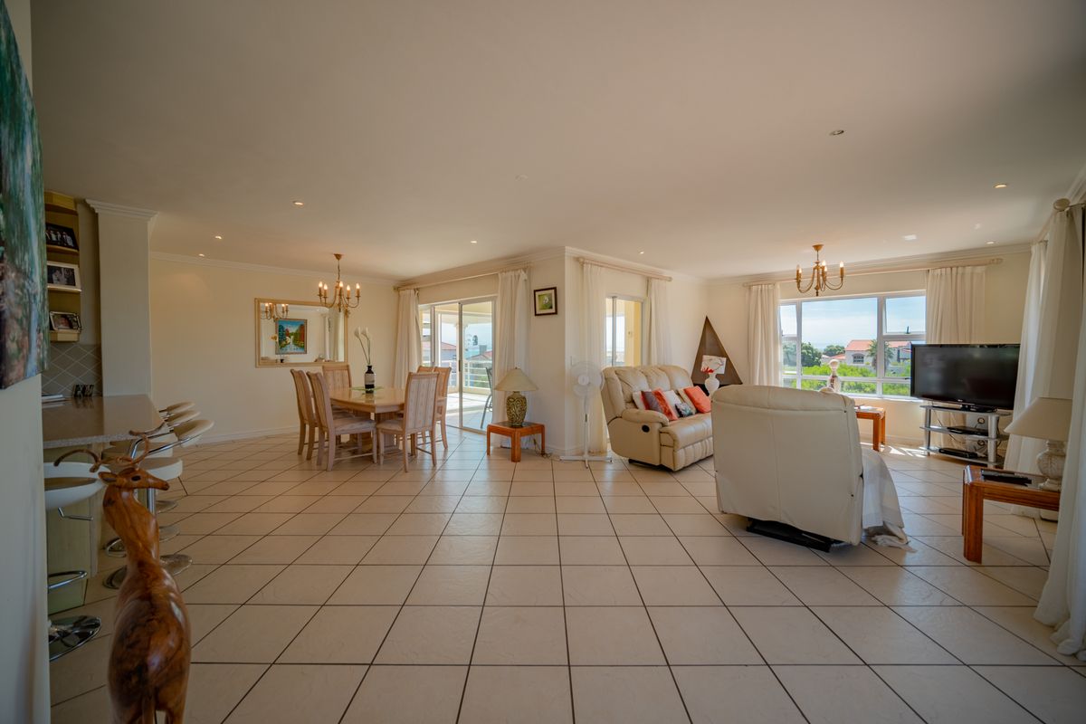 Spacious north facing home with a view. - Photo 4