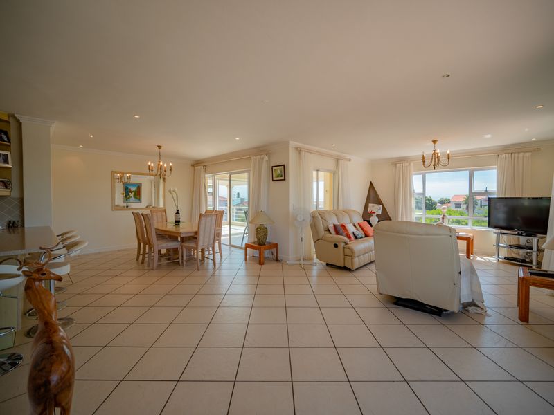 Spacious north facing home with a view. - Photo 4