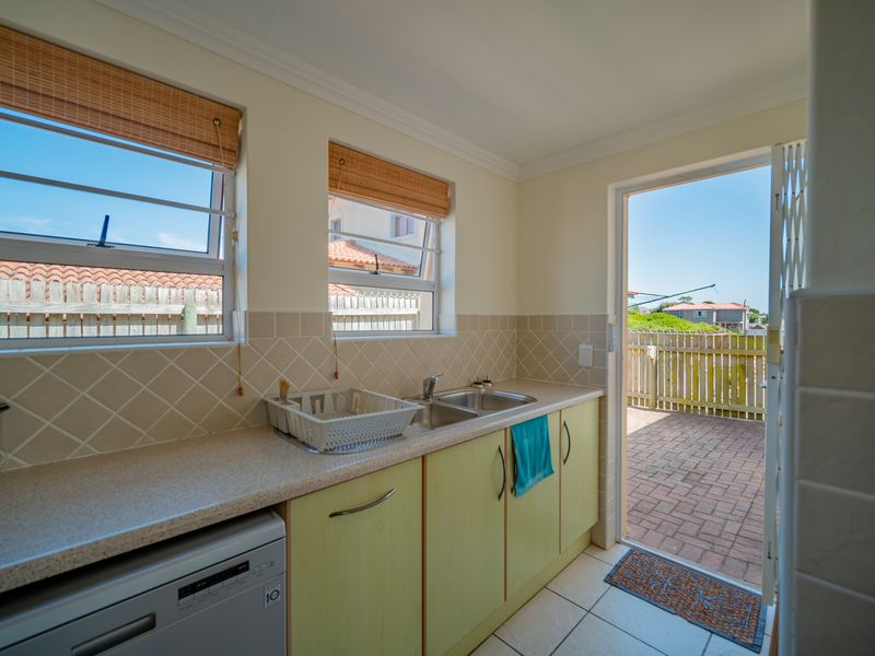 Spacious north facing home with a view. - Photo 9