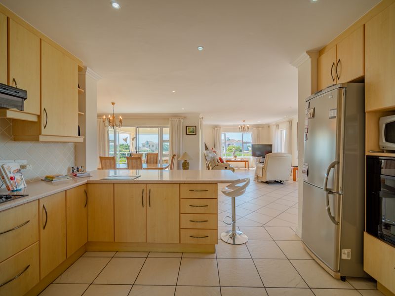 Spacious north facing home with a view. - Photo 8