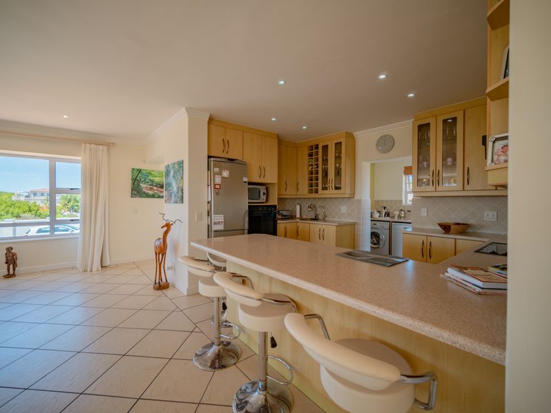 Spacious north facing home with a view. - Photo 7