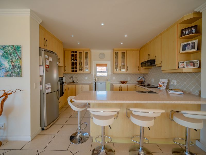 Spacious north facing home with a view. - Photo 6