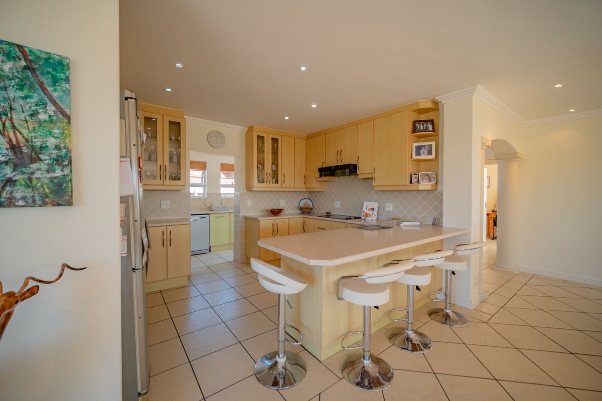 Spacious north facing home with a view. - Photo 5