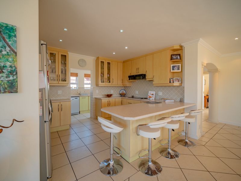 Spacious north facing home with a view. - Photo 5