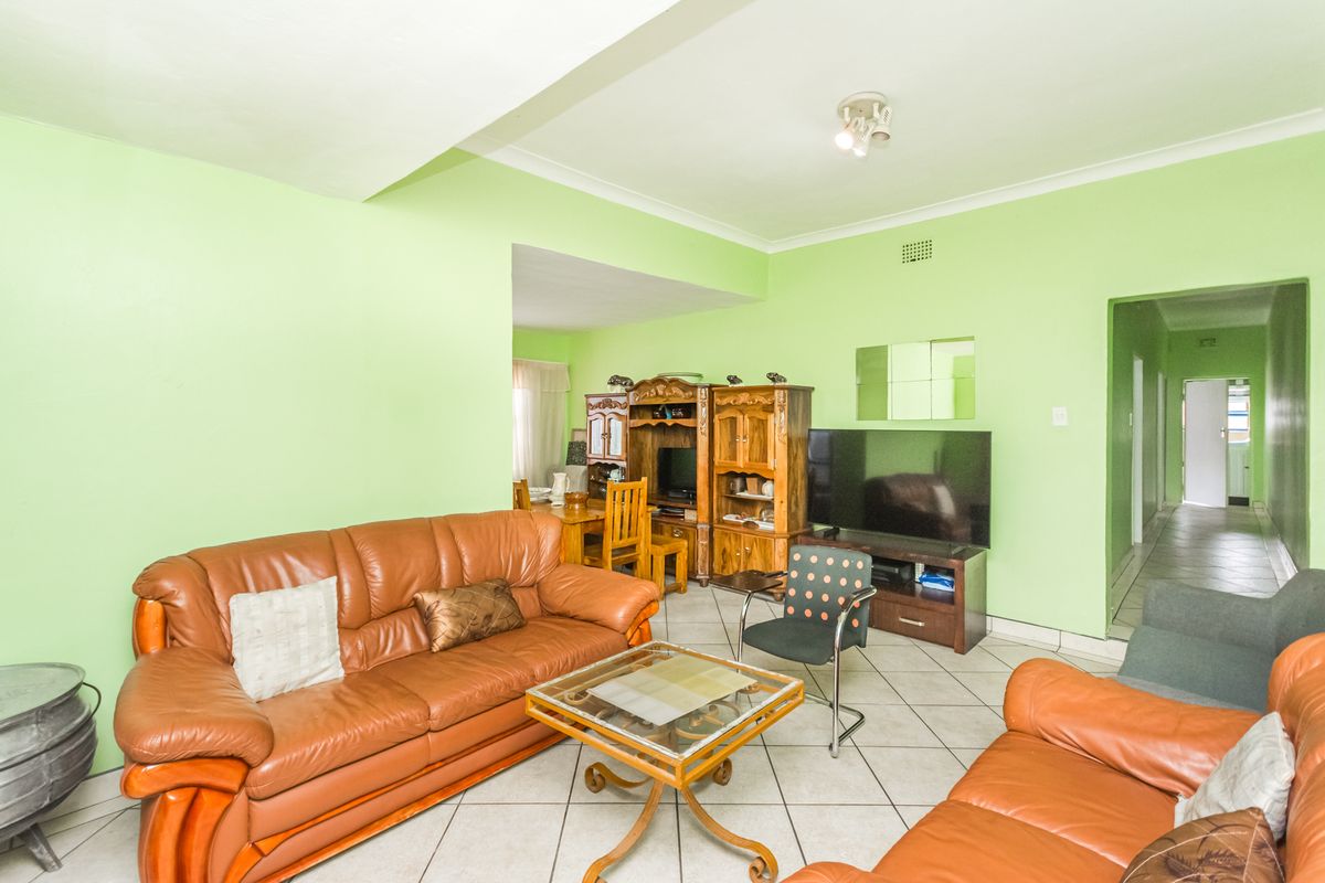 Investment Opportunity – 3-Bedroom Home With Income-Generating Outside Rooms - Photo 4
