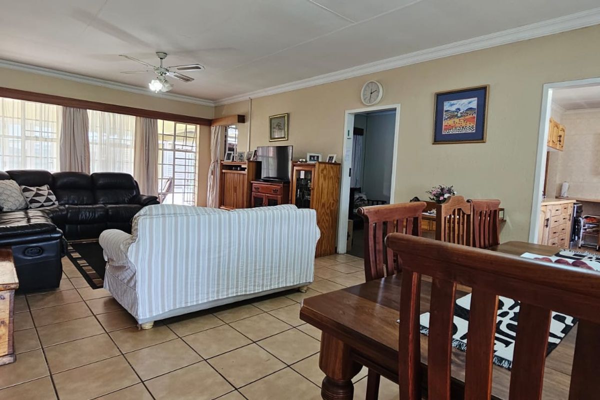 4 bedroom with study for sale! - Photo 4