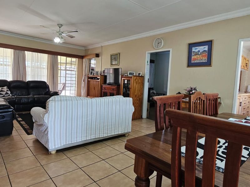 4 bedroom with study for sale! - Photo 4