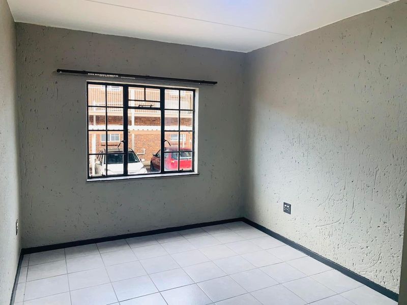 Cozy and Inviting 1 Bedroom Apartment  For  Sale Perfect For First Time Buyers Or Investors - Photo 8