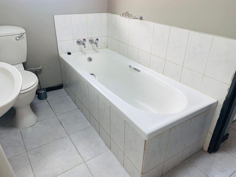 Cozy and Inviting 1 Bedroom Apartment  For  Sale Perfect For First Time Buyers Or Investors - Photo 10