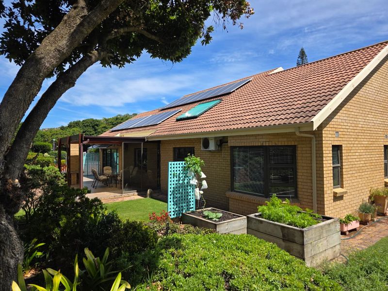 Discover Exceptional Living – North-Facing Family Home With Mountain Views - Photo 3