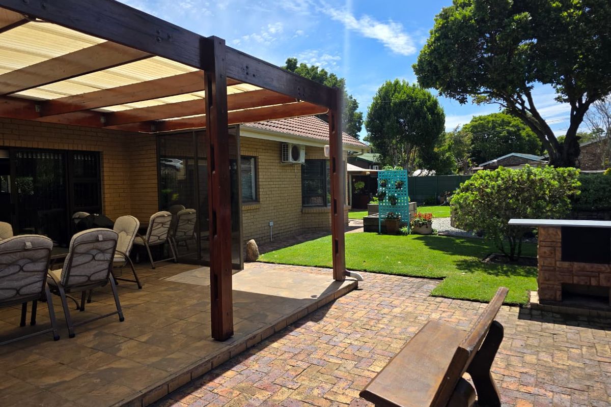 Discover Exceptional Living – North-Facing Family Home With Mountain Views - Photo 2