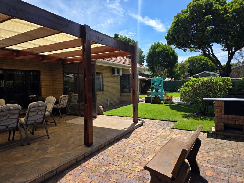 Discover Exceptional Living – North-Facing Family Home With Mountain Views - Photo 2