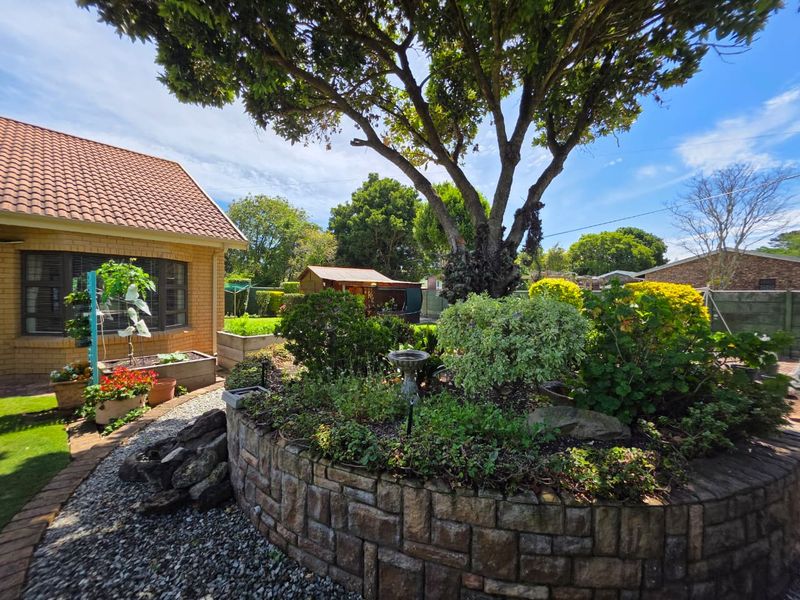 Discover Exceptional Living – North-Facing Family Home With Mountain Views - Photo 7