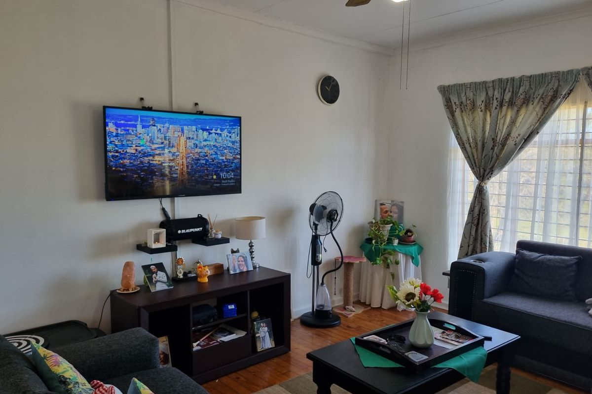 This property offers a fantastic two-for-one opportunity! - Photo 2