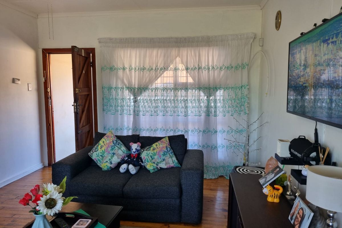 This property offers a fantastic two-for-one opportunity! - Photo 3