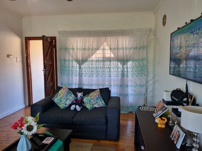 This property offers a fantastic two-for-one opportunity! - Photo 3