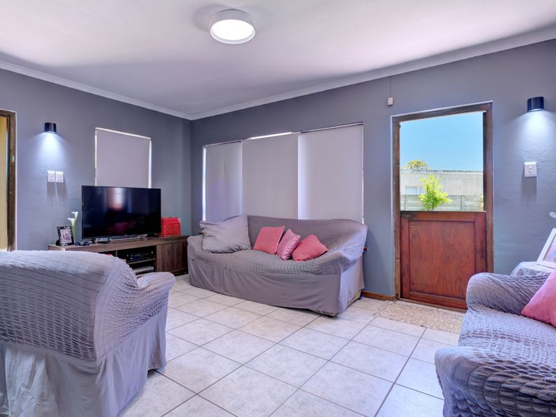 3 Bedroom house with flatlet and pool - Photo 10