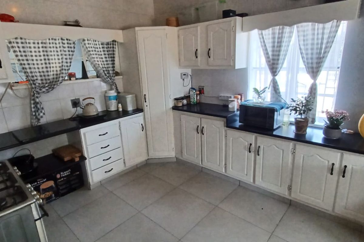 Excellent Buy on a Large Stand with big Flat – Evander - Photo 2