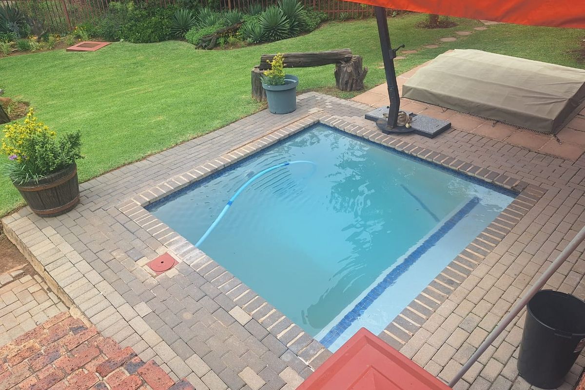 Huge property with a view. - Photo 2