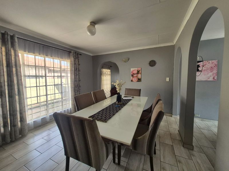 Four Bedrooms Family Home For  Sale In Evander! - Photo 8