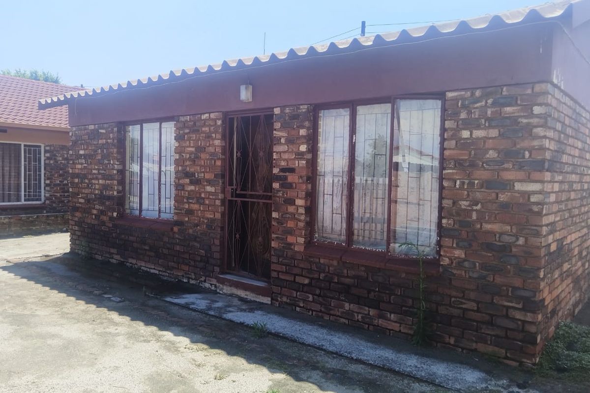 **Discover Your New Home in Boitekong Ext 3, Rustenburg!** - Photo 2
