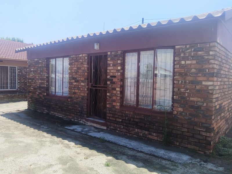**Discover Your New Home in Boitekong Ext 3, Rustenburg!** - Photo 2