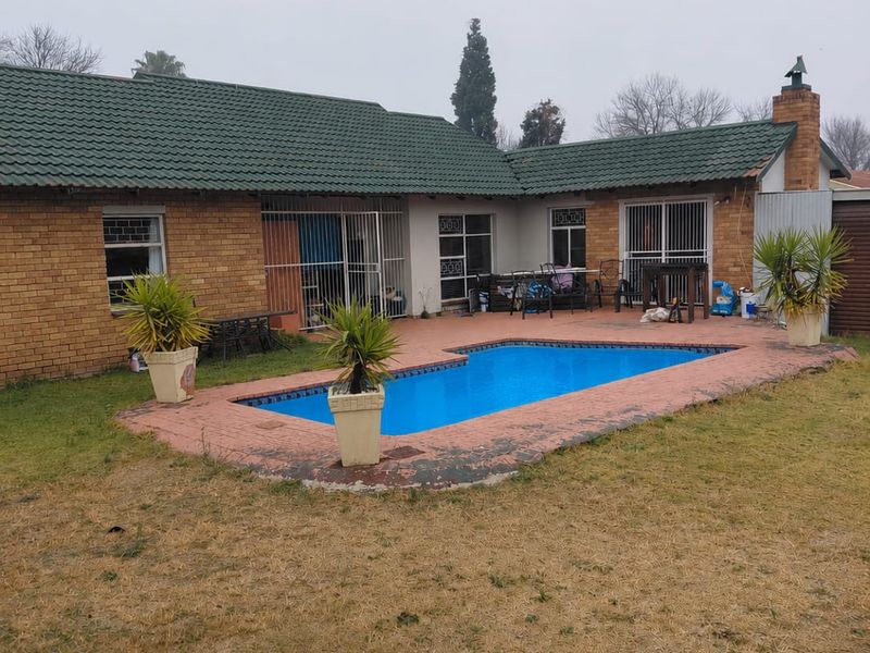 Spacious Home in a Great Area – Renovate & Reap the Rewards! - Photo 1