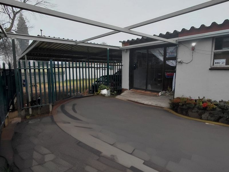 Spacious Home in a Great Area – Renovate & Reap the Rewards! - Photo 5