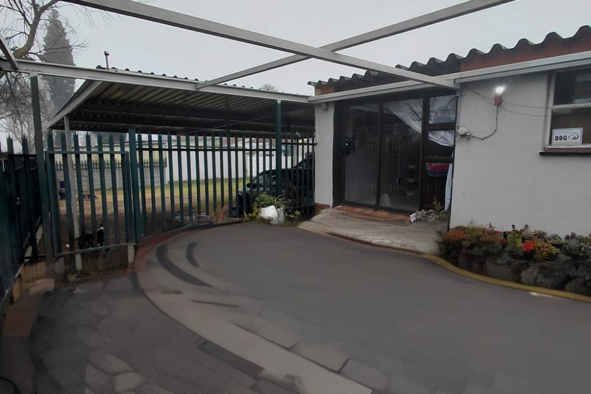 Spacious Home in a Great Area – Renovate & Reap the Rewards! - Photo 5