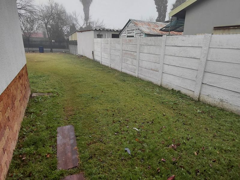 Spacious Home in a Great Area – Renovate & Reap the Rewards! - Photo 3