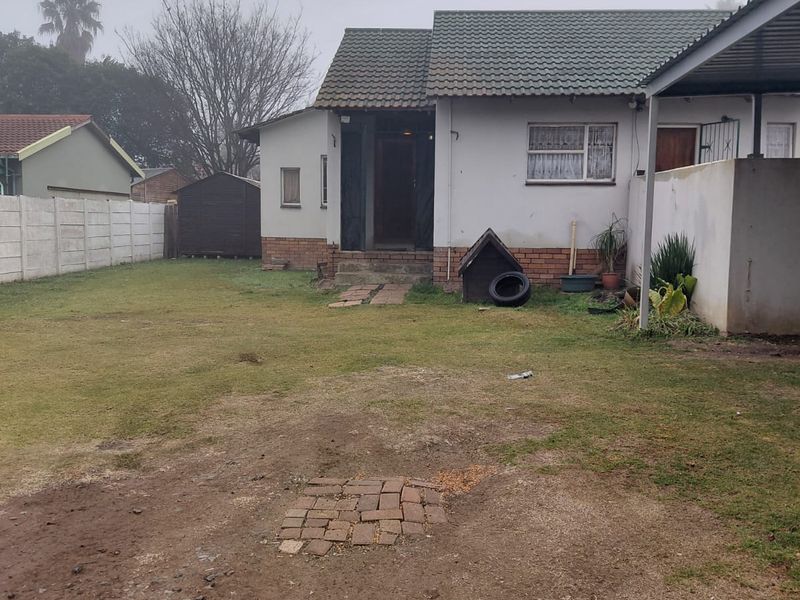 Spacious Home in a Great Area – Renovate & Reap the Rewards! - Photo 2