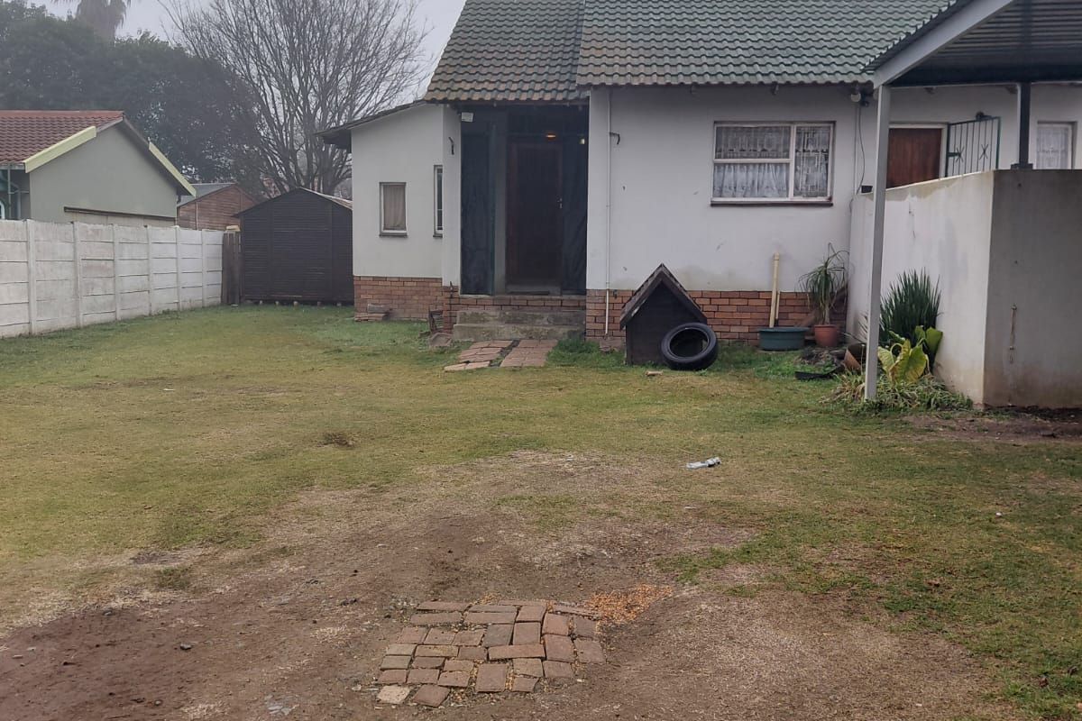 Spacious Home in a Great Area – Renovate & Reap the Rewards! - Photo 2