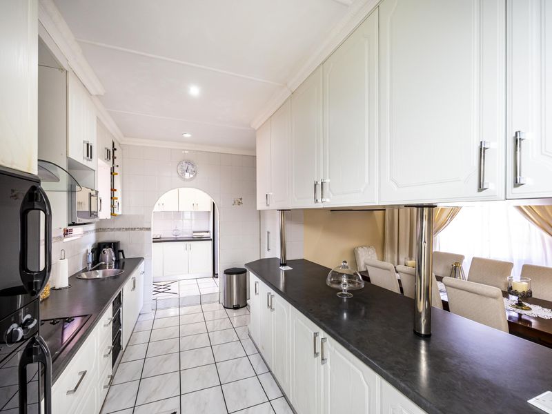 Charming Face brick Family Home in Abbotsford, East London - Photo 6