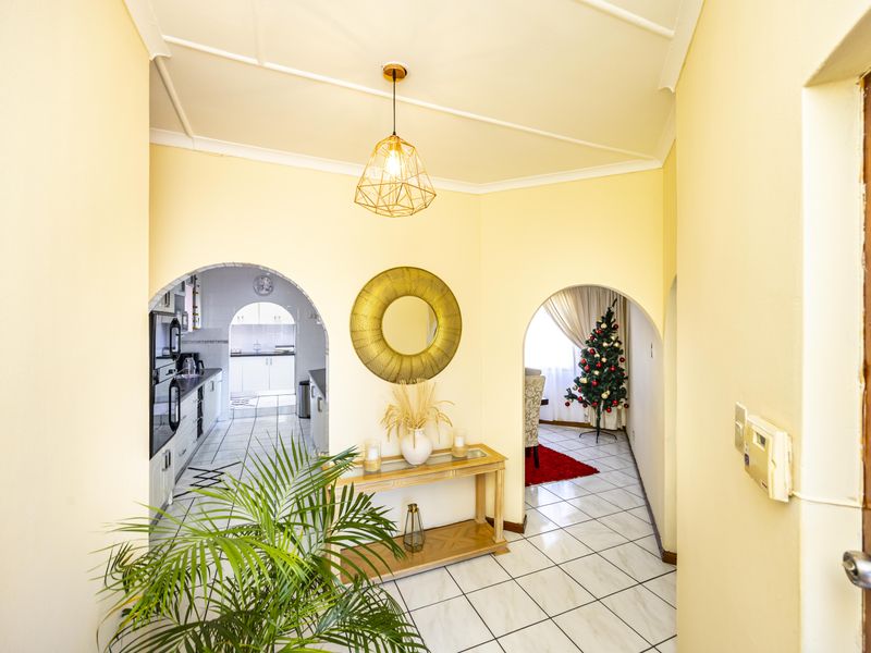 Charming Face brick Family Home in Abbotsford, East London - Photo 5