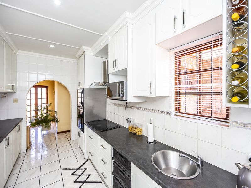 Charming Face brick Family Home in Abbotsford, East London - Photo 9