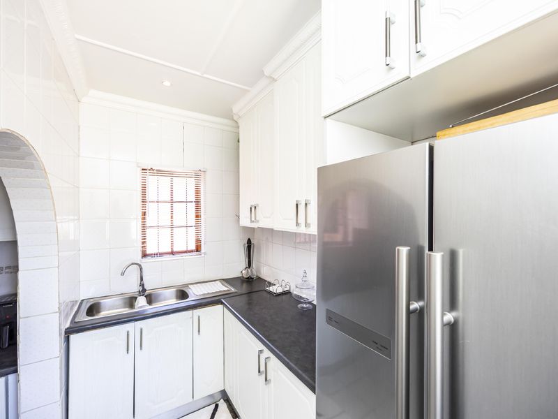 Charming Face brick Family Home in Abbotsford, East London - Photo 8