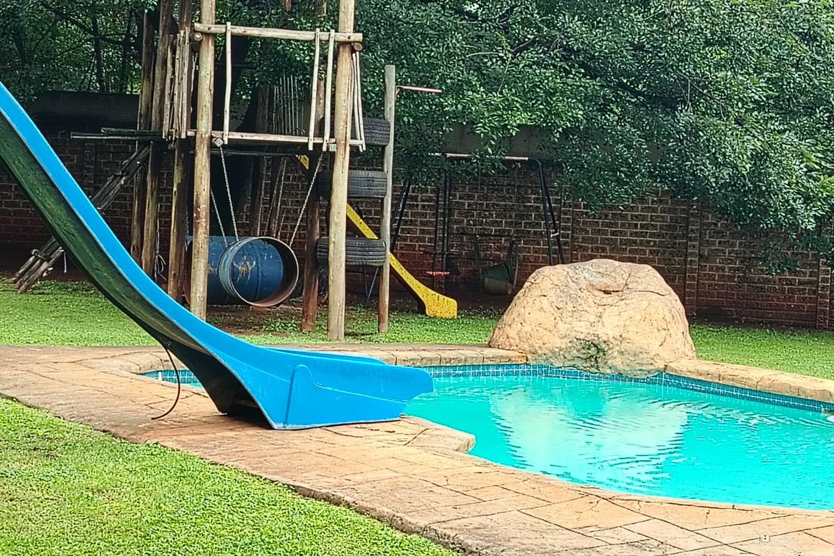 Spacious 5 bedroom family home, boomed off area fully secured with pool, entertainment area. - Photo 3
