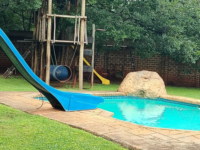Spacious 5 bedroom family home, boomed off area fully secured with pool, entertainment area. - Photo 3
