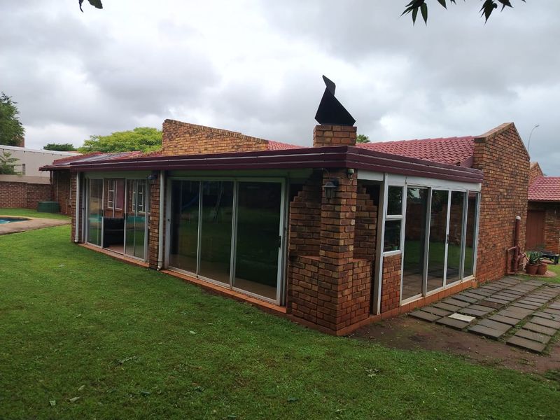 Spacious 5 bedroom family home, boomed off area fully secured with pool, entertainment area. - Photo 4