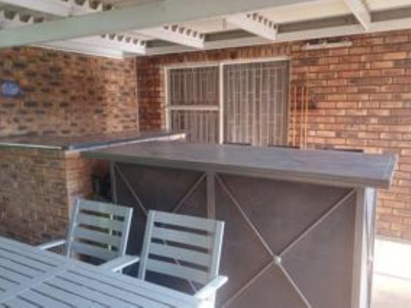 Spacious 5 bedroom family home, boomed off area fully secured with pool, entertainment area. - Photo 10