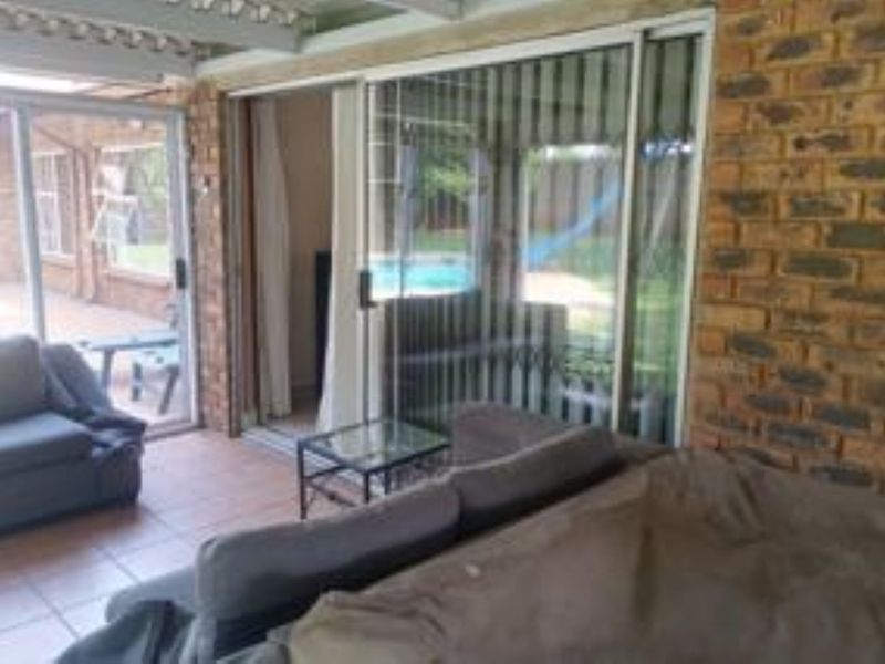 Spacious 5 bedroom family home, boomed off area fully secured with pool, entertainment area. - Photo 8