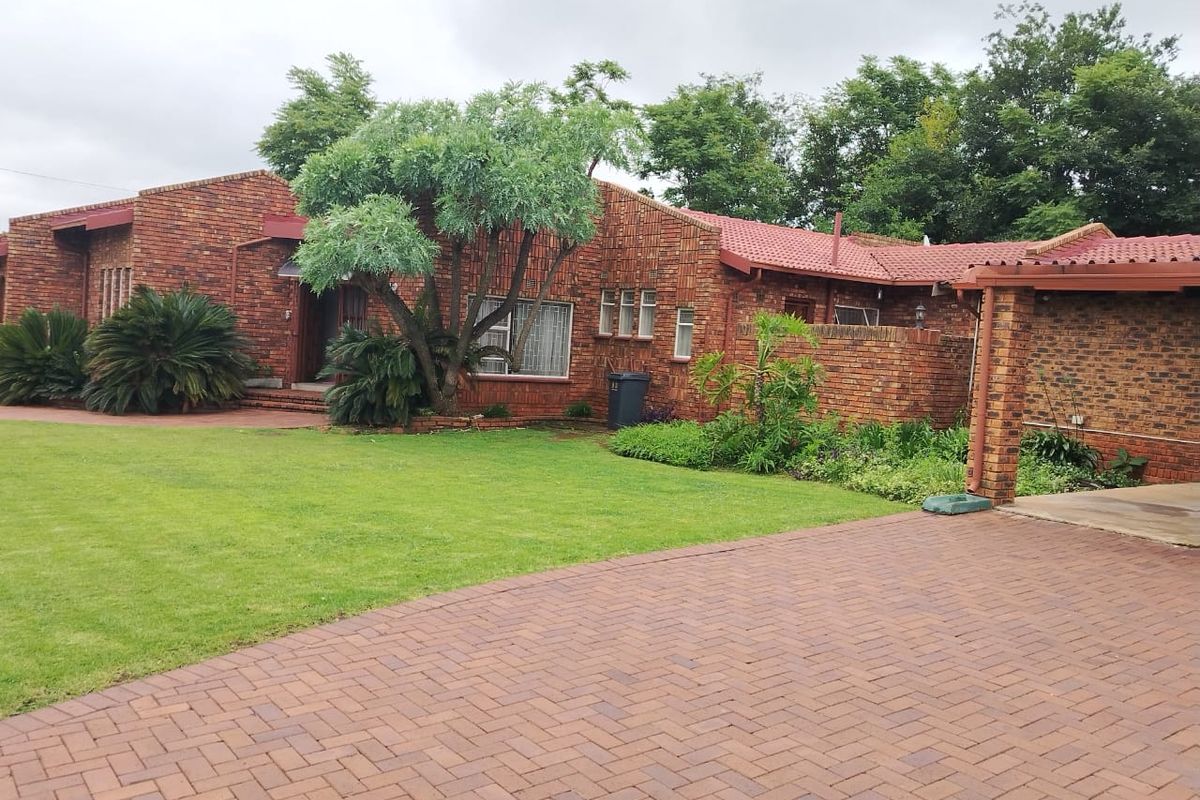 Spacious 5 bedroom family home, boomed off area fully secured with pool, entertainment area. - Photo 2