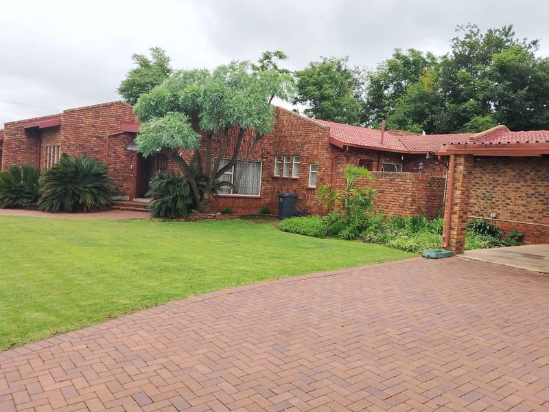 Spacious 5 bedroom family home, boomed off area fully secured with pool, entertainment area. - Photo 2