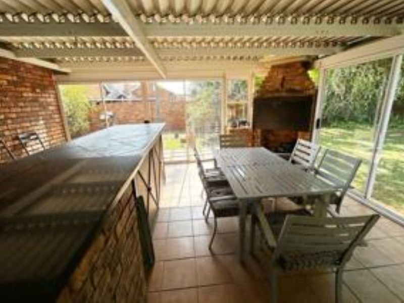 Spacious 5 bedroom family home, boomed off area fully secured with pool, entertainment area. - Photo 6