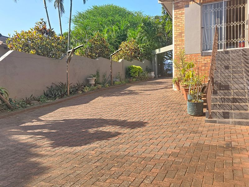 Spacious 2 Bedroom Garden Cottage with Private Entrance - Photo 1