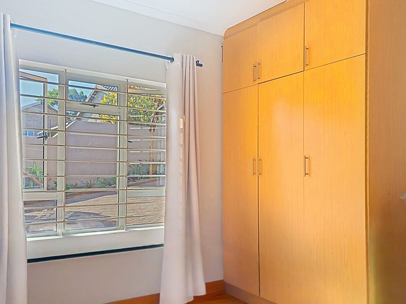 Spacious 2 Bedroom Garden Cottage with Private Entrance - Photo 9