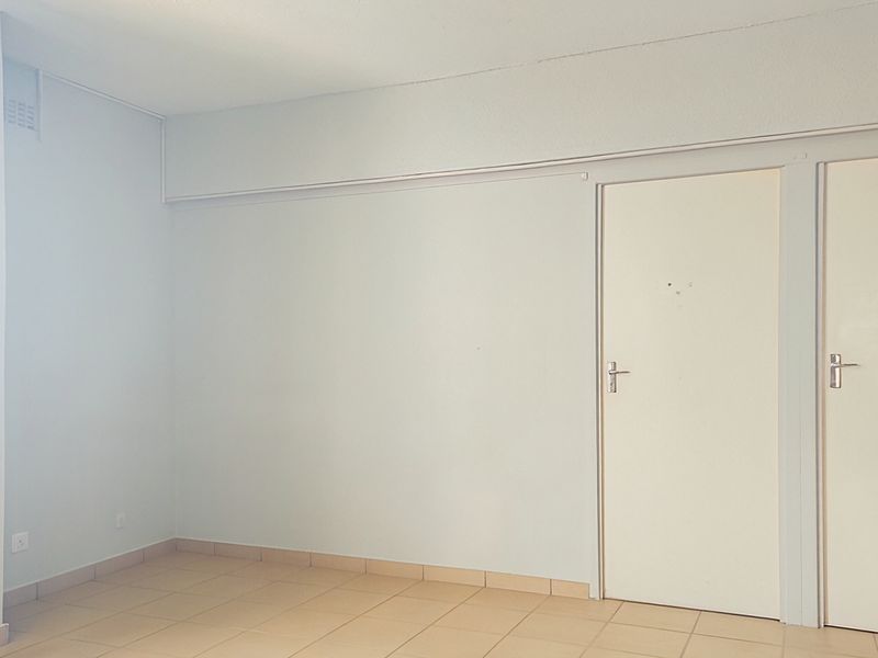 Spacious 2 Bedroom Garden Cottage with Private Entrance - Photo 8